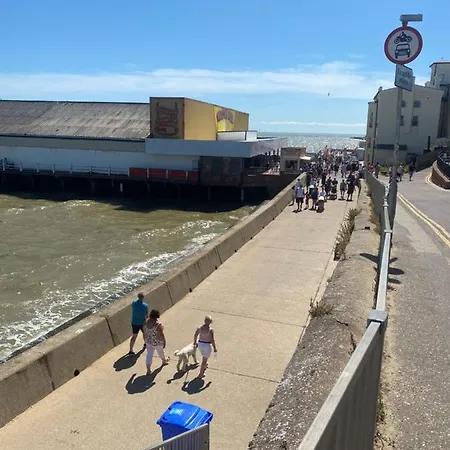 Penthouse Apartment With Seaviews Walton-on-the-Naze Exterior photo