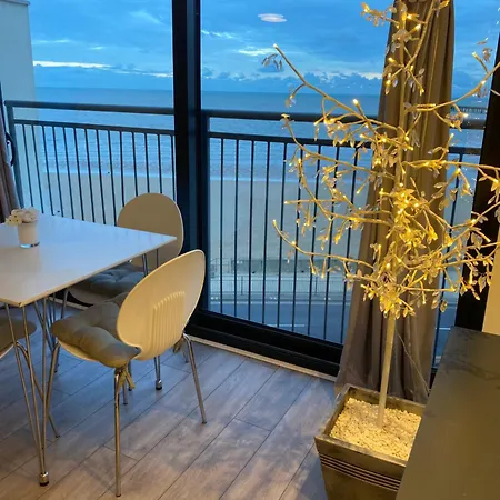 Penthouse Apartment With Seaviews Walton-on-the-Naze Exterior photo